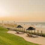 Uma das melhores praia do litoral cearense, a Praia do Barro Preto. Um pôr do sol incrível com duas espreguiçadeiras de frente para o mar;
