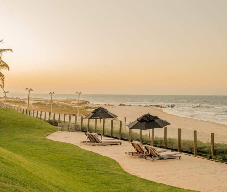 Uma das melhores praia do litoral cearense, a Praia do Barro Preto. Um pôr do sol incrível com duas espreguiçadeiras de frente para o mar;
