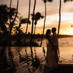 Casal abraçado em frente ao mar durante o pôr do sol em resort de luxo no Dia dos Namorados no Carmel Taíba Exclusive Resort.