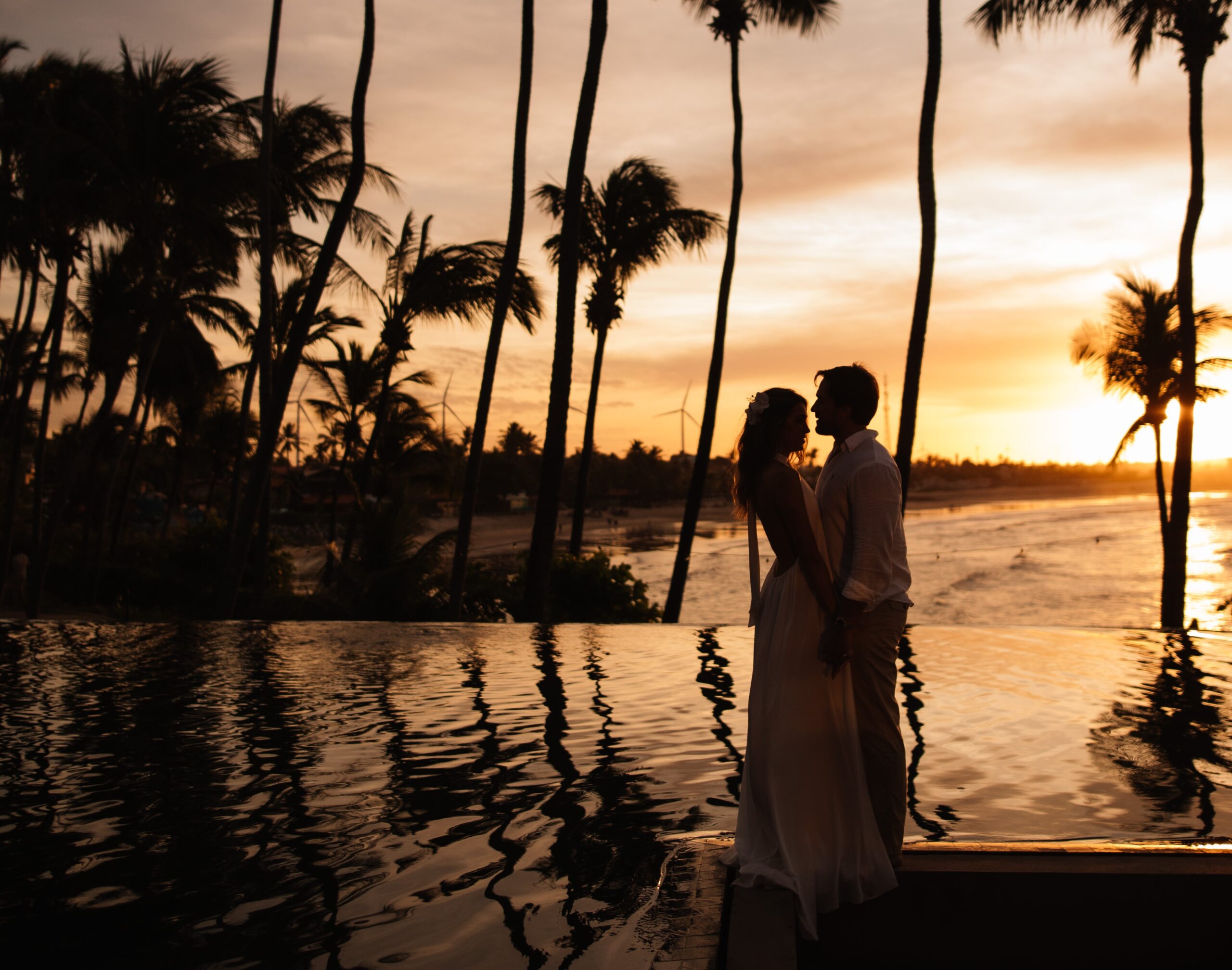 Casal abraçado em frente ao mar durante o pôr do sol em resort de luxo no Dia dos Namorados no Carmel Taíba Exclusive Resort.