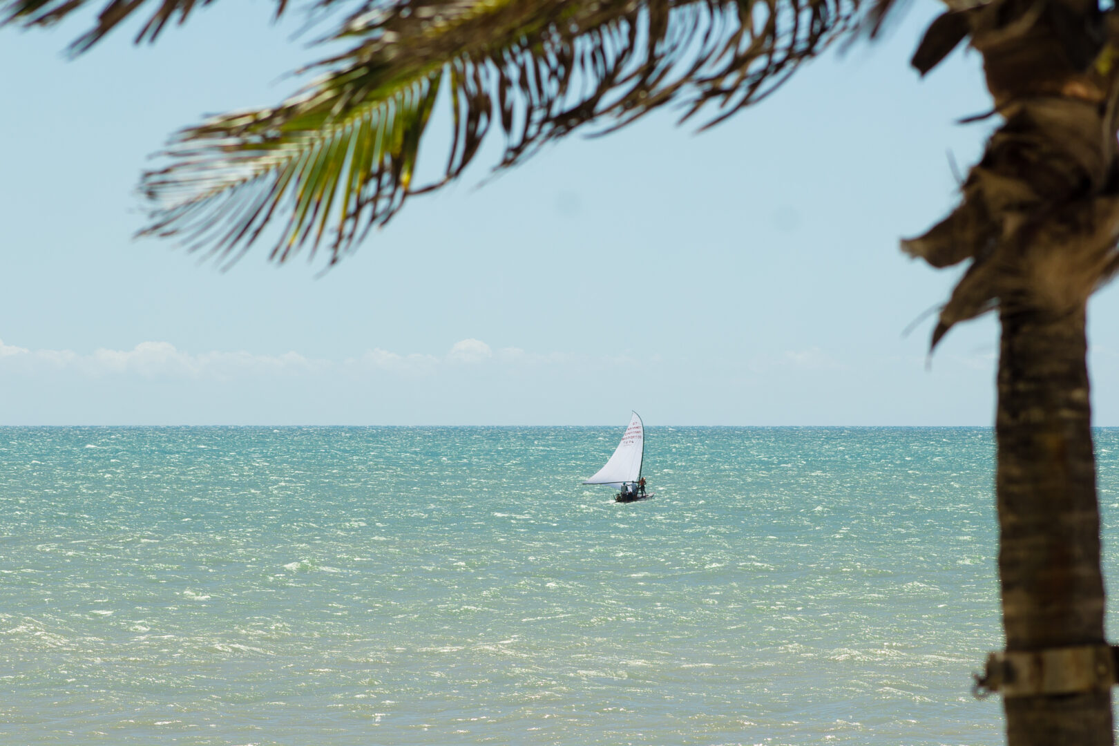 Jangada velejando no mar da Praia do Cumbuco, uma bela paisagem que merece ser preservada com cuidados com o meio ambiente.