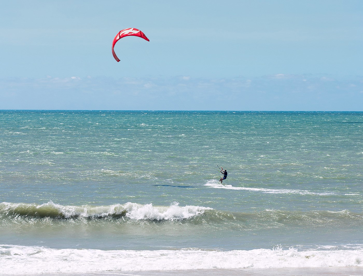 Ventos carregam o velejador enquanto ele pratica kitesurf