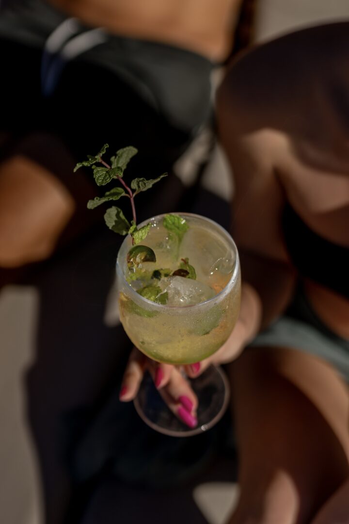 Drink feito com Gin para saborear na piscina