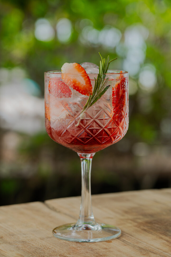 Drink feito com Gin e frutas vermelhas para beber na praia