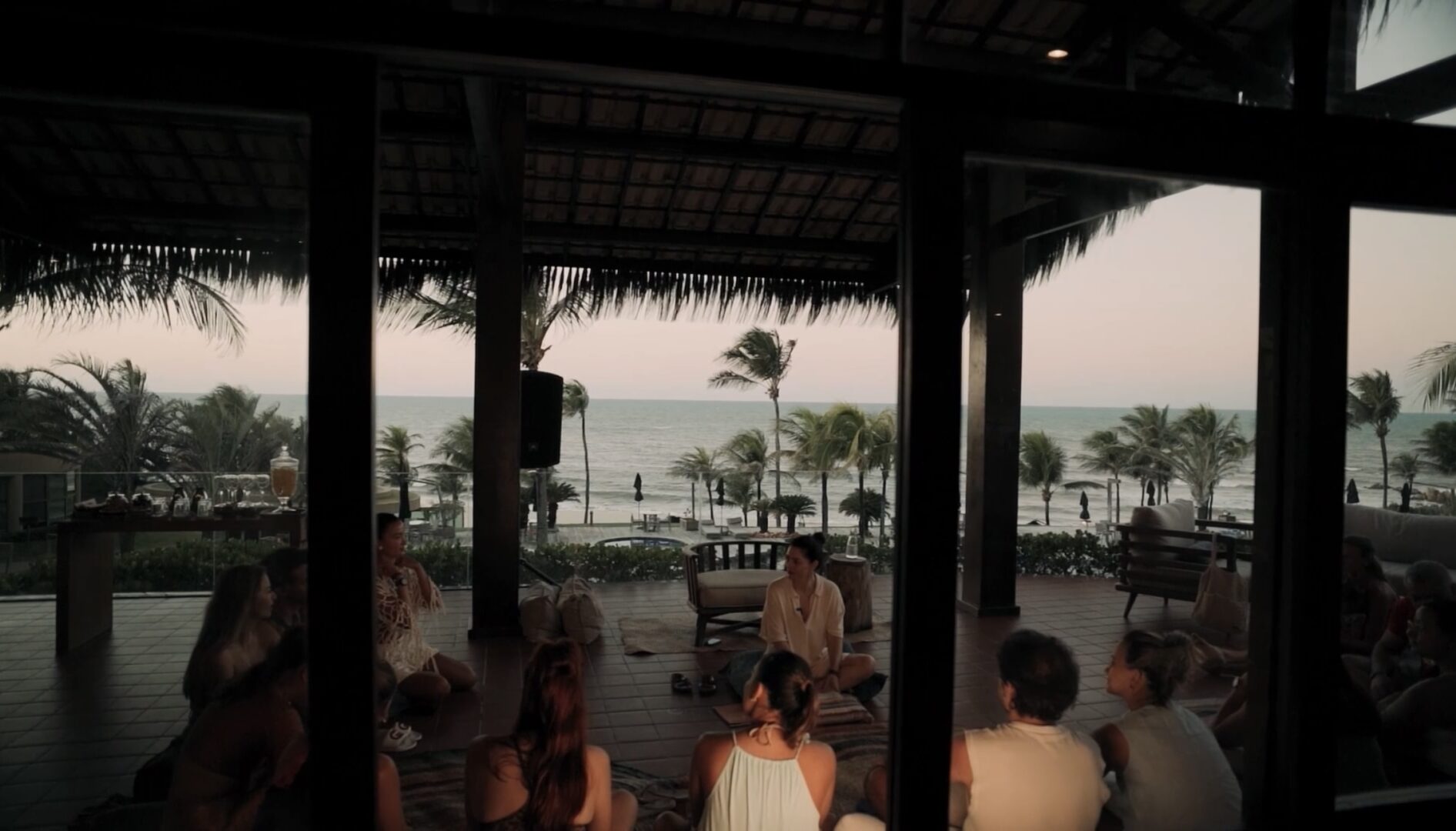 Roda de conversa durante um evento em um resort no Ceará