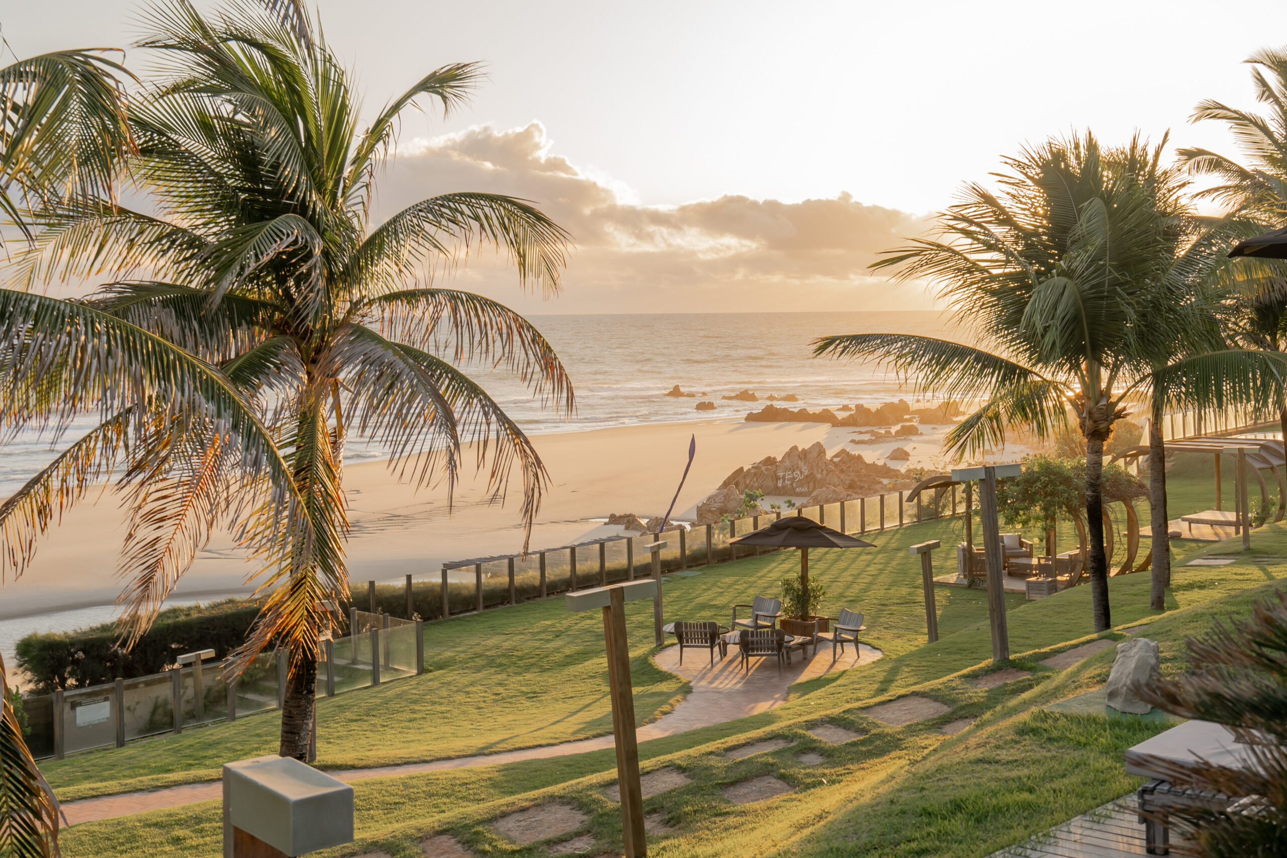 Praia tranquila com lindo por do sol para o fim de ano no Ceará