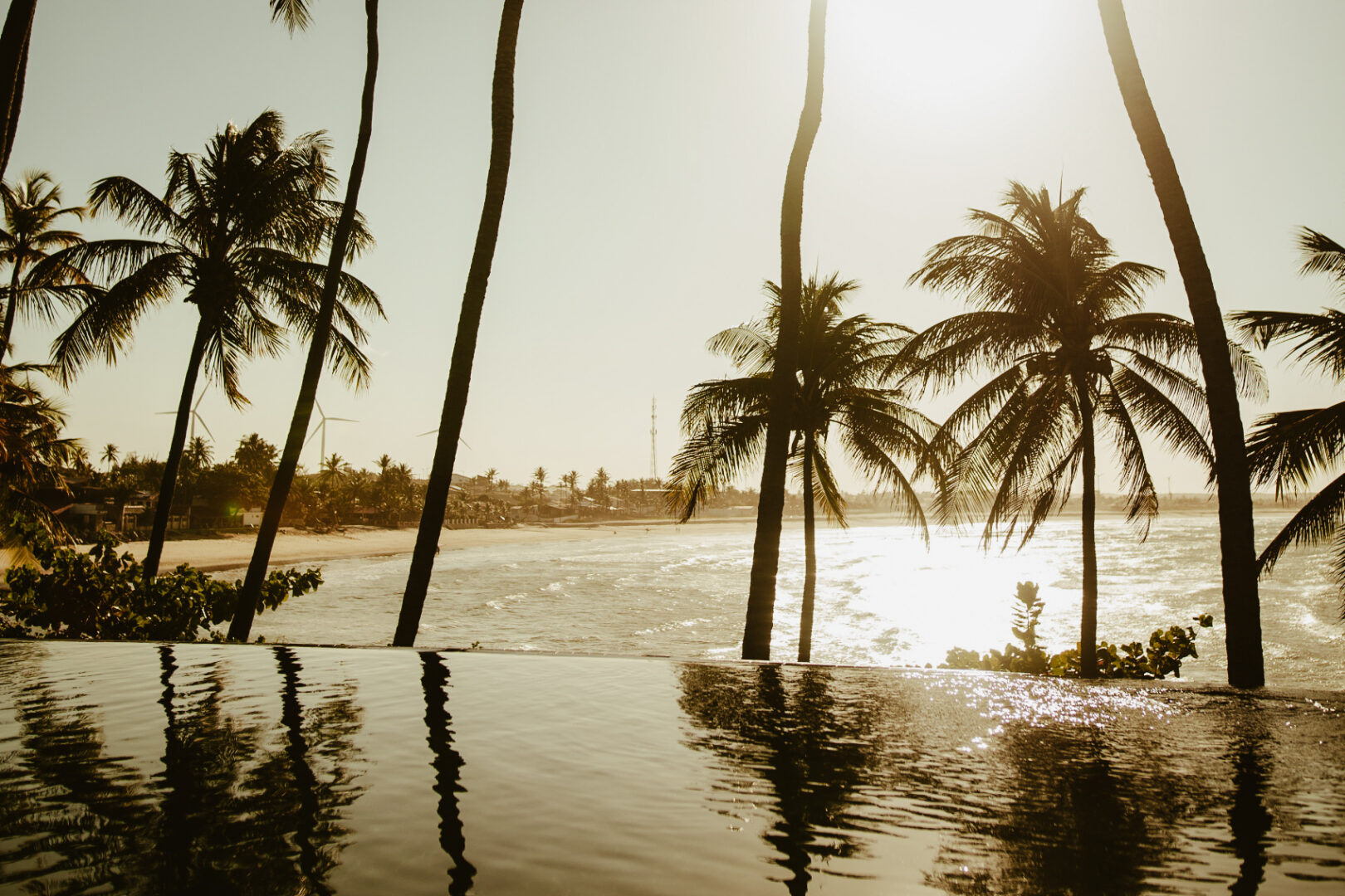 Piscina de borda infinita para aproveitar o fim de ano