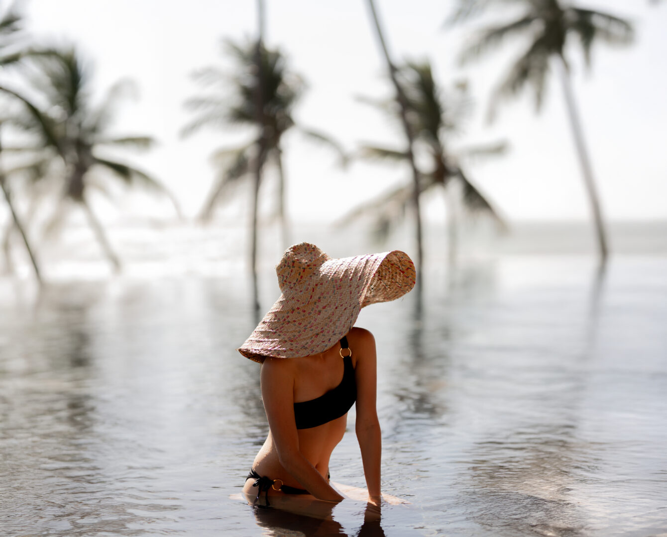 Mulher aproveitando o Carnaval para relaxar em um resort de luxo